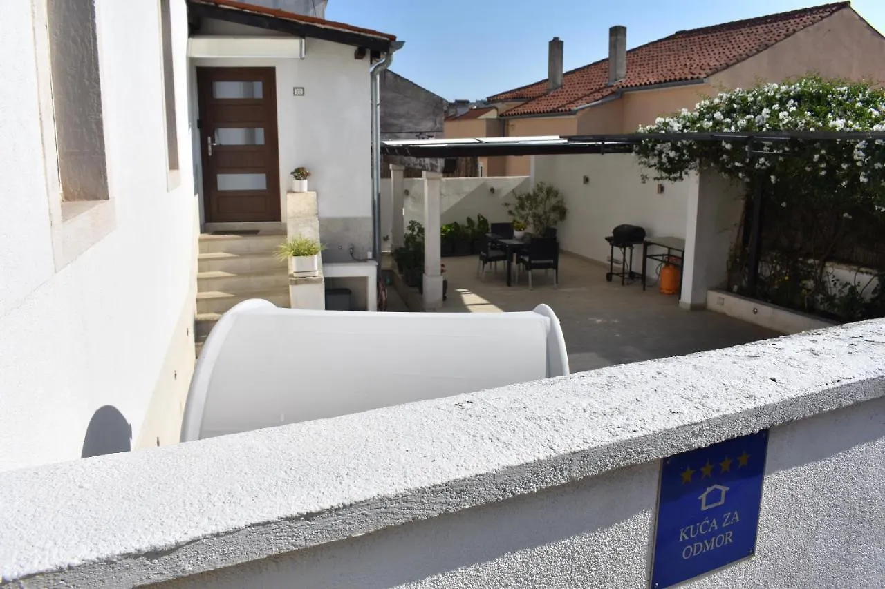 Holiday House Tina Pula 0*,
