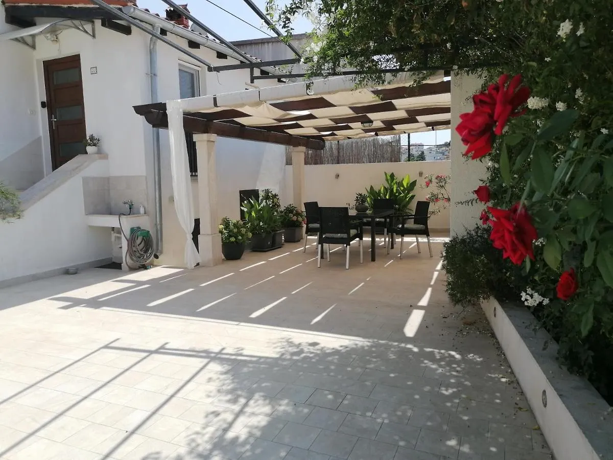 Holiday House Tina Пула