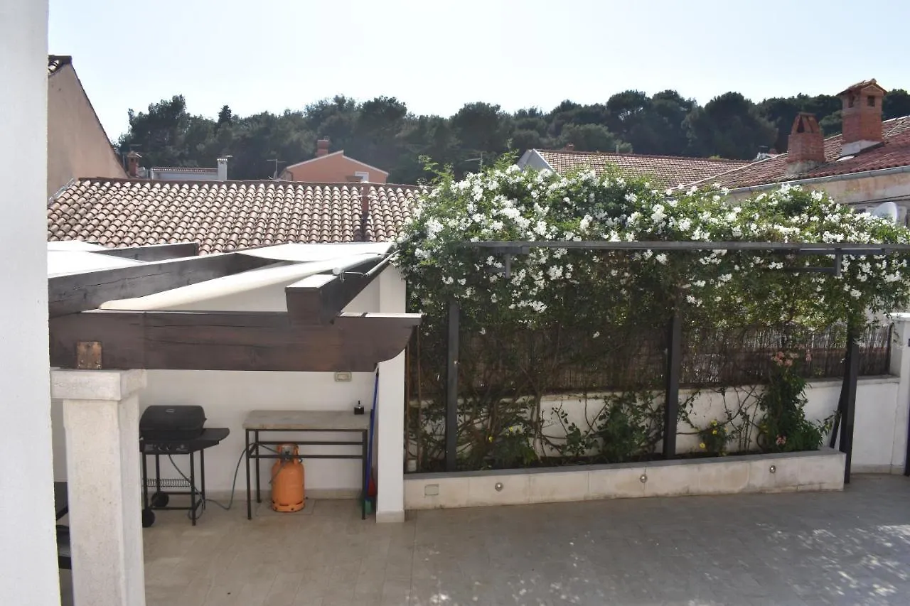 Holiday House Tina Pula 0*,